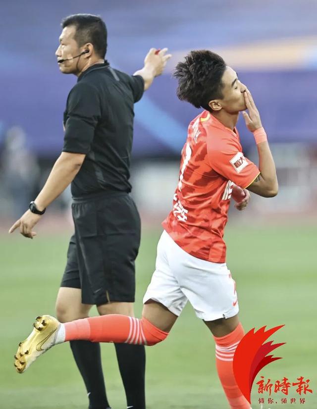 青训新秀福布斯崭露头角，独中两元的简单介绍