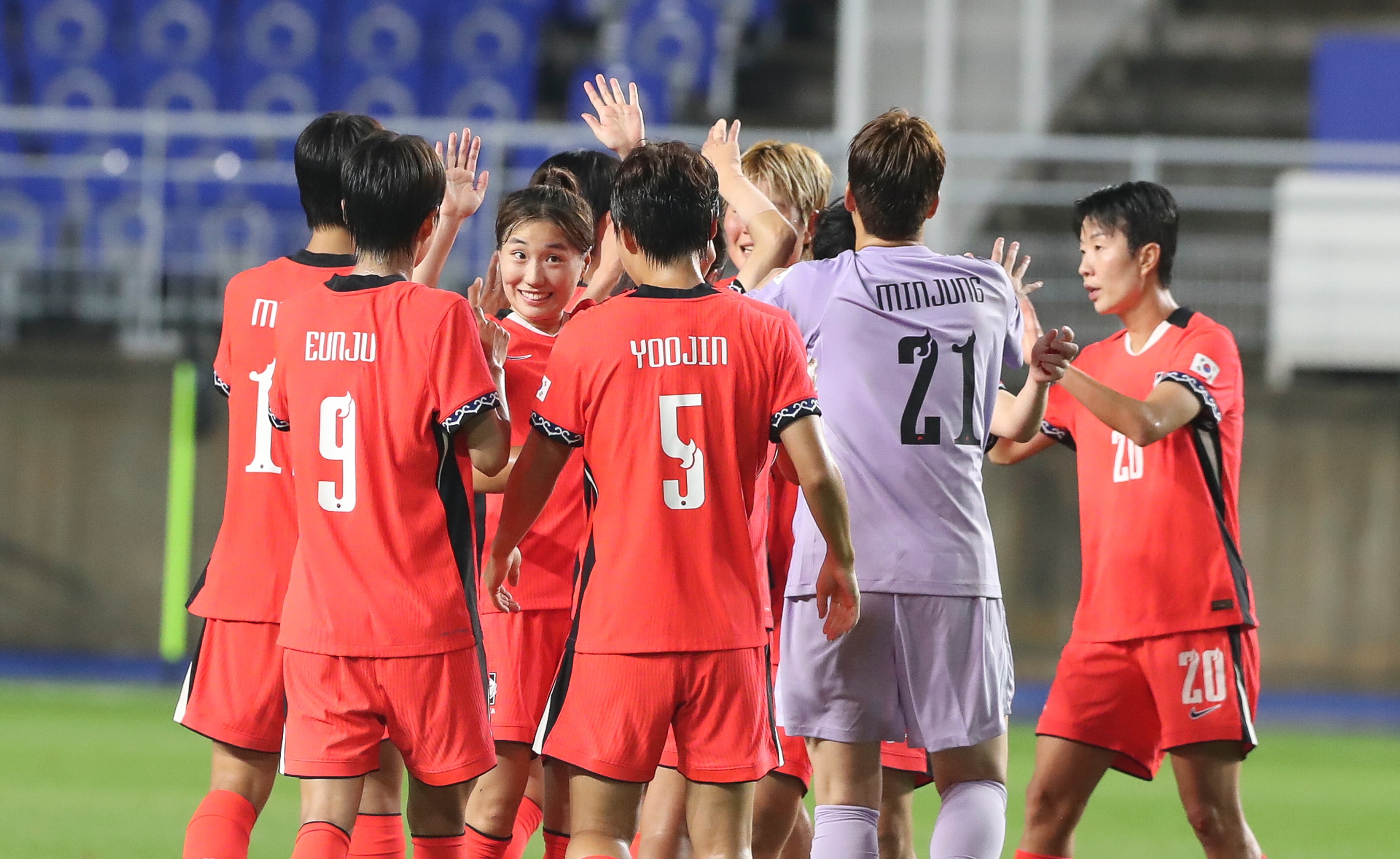 东亚球队战胜对手，晋级下一轮